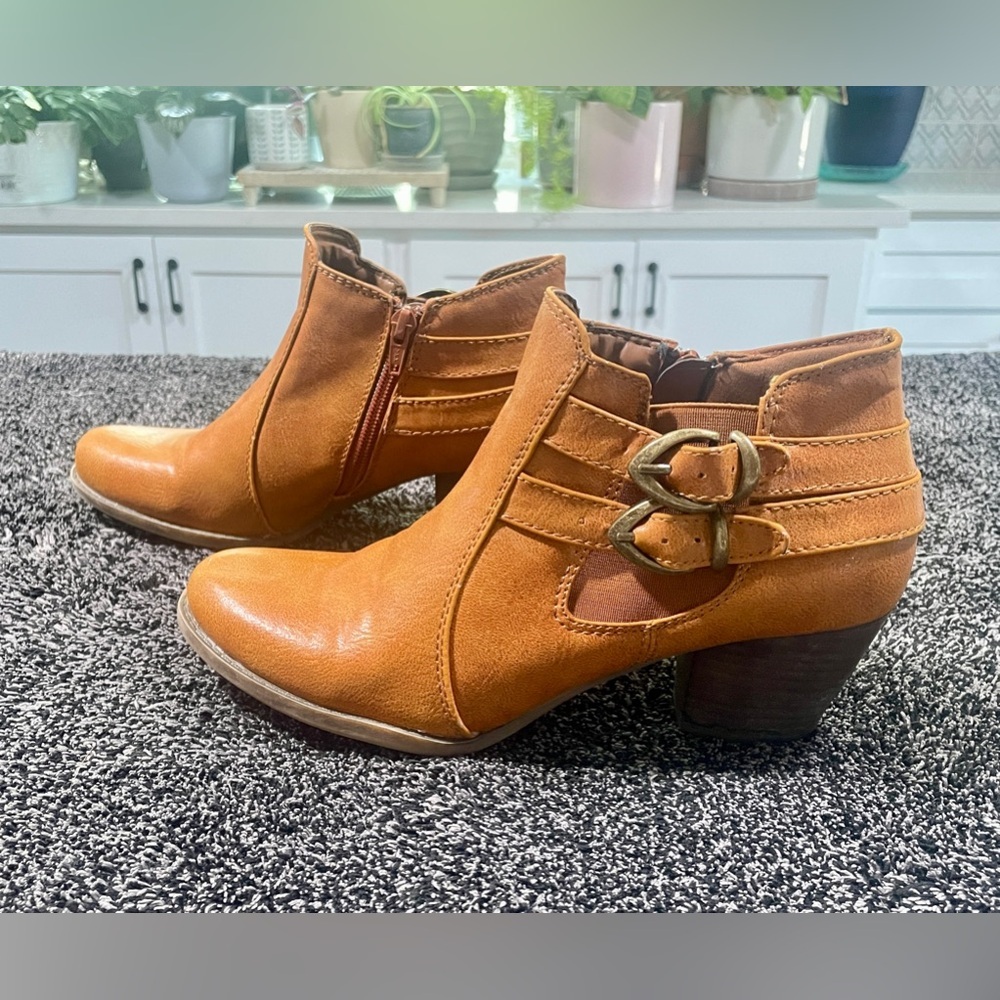 Baretraps Women’s Rilee R-Toe Straps & Buckle Details Brown Leather Boots SZ 8M
